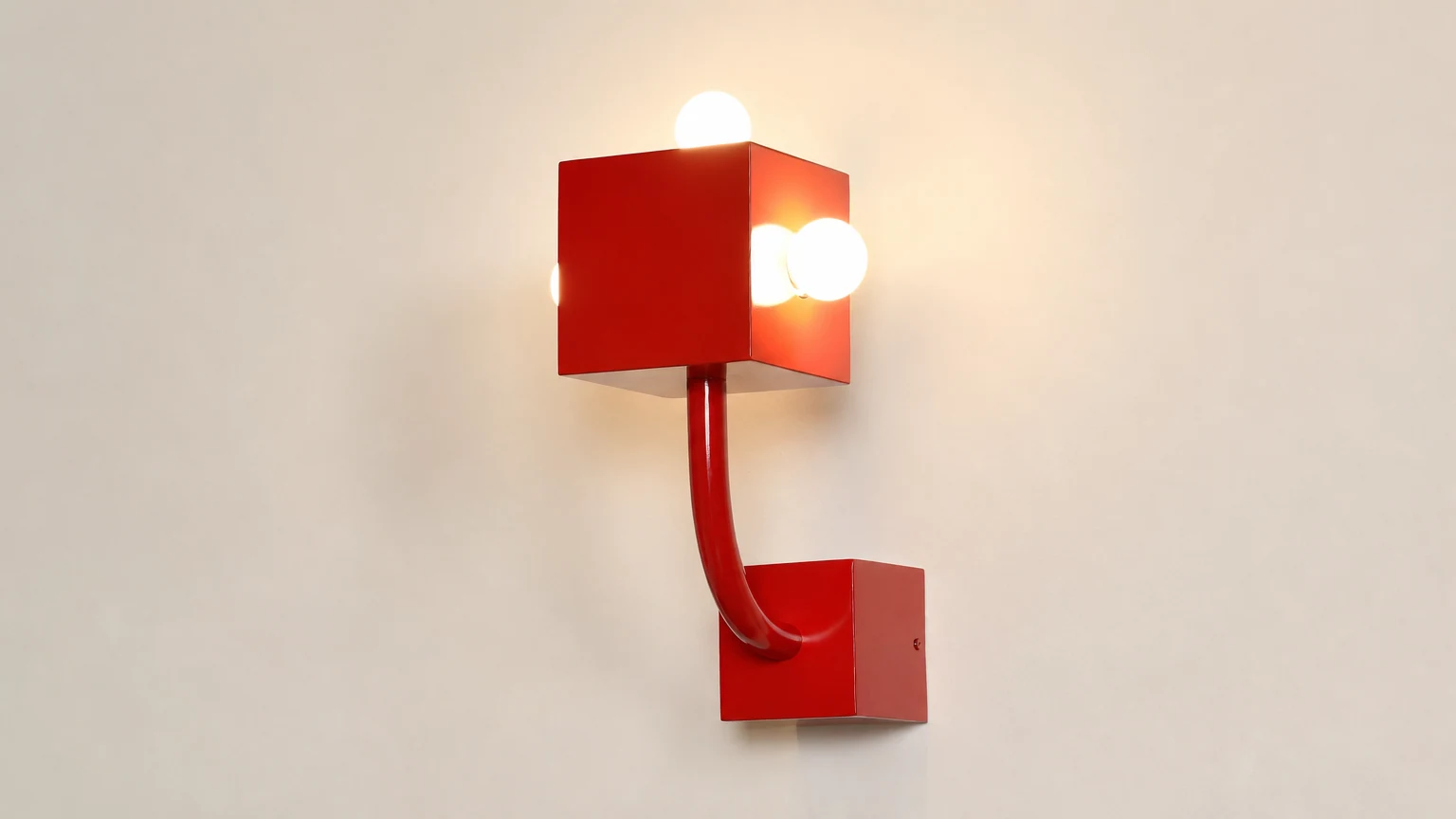 Metalowy kinkiet Red Cube M338 w poziomej scenie pomieszczenia