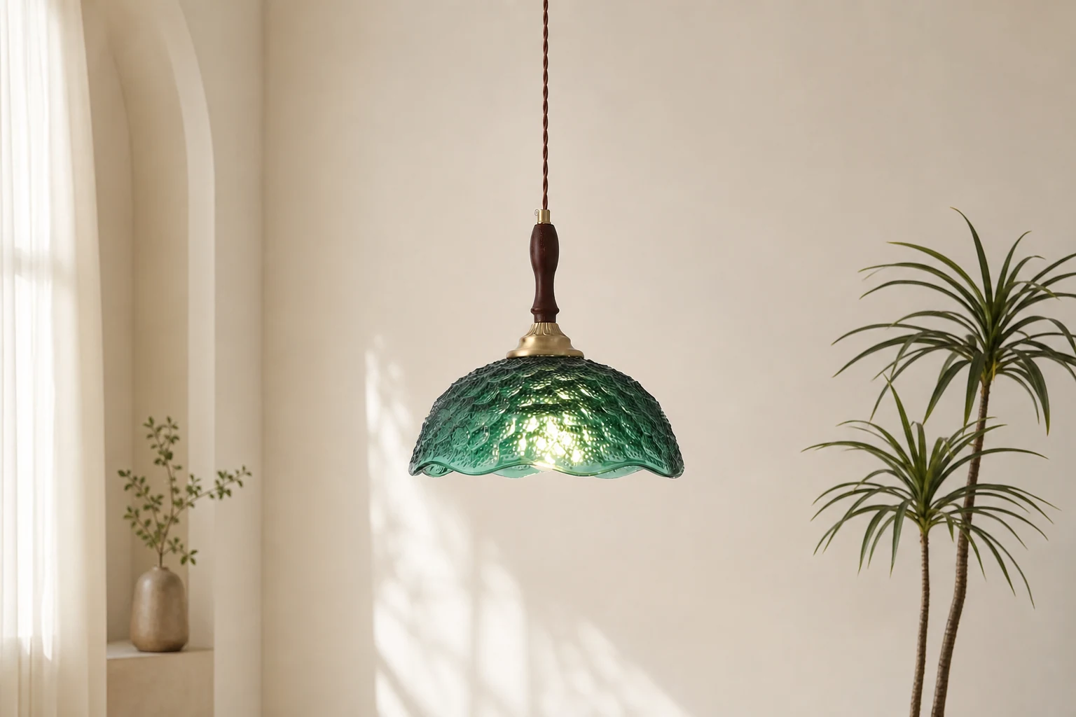 Lampa wisząca Grevia w stonowanej scenie wnętrza