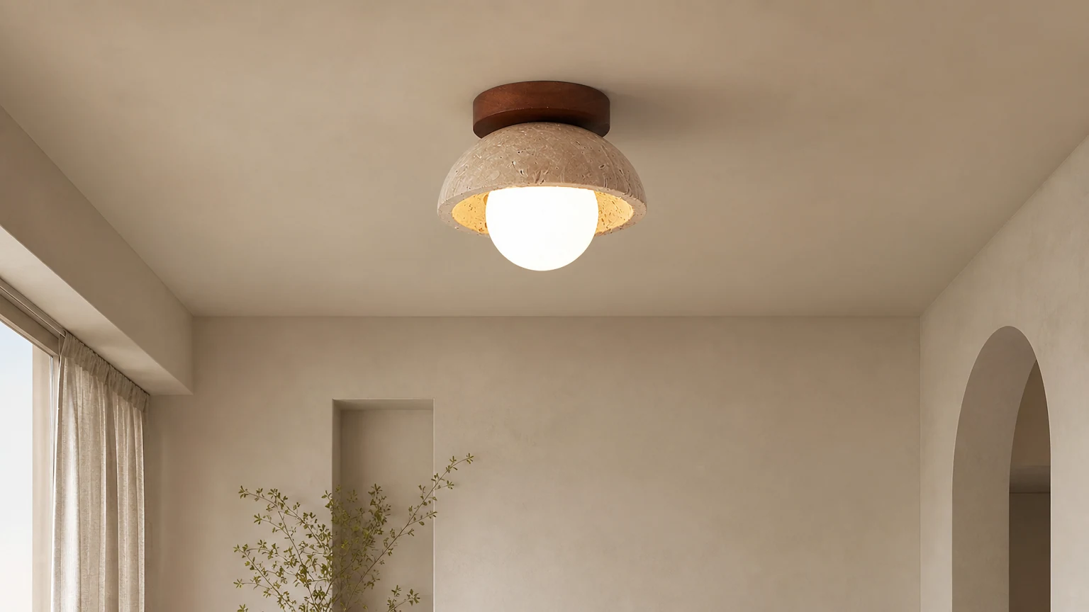 Trawertynowa lampa sufitowa M221 w stylu Wabi-Sabi zainstalowana w ciepłym wnętrzu
