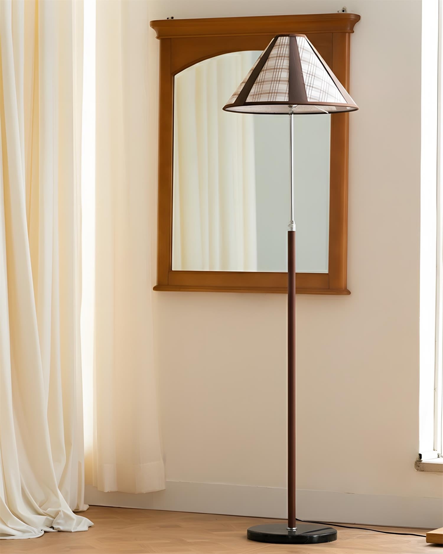 Lampa podłogowa Hearthline w pobliżu lustra i okna