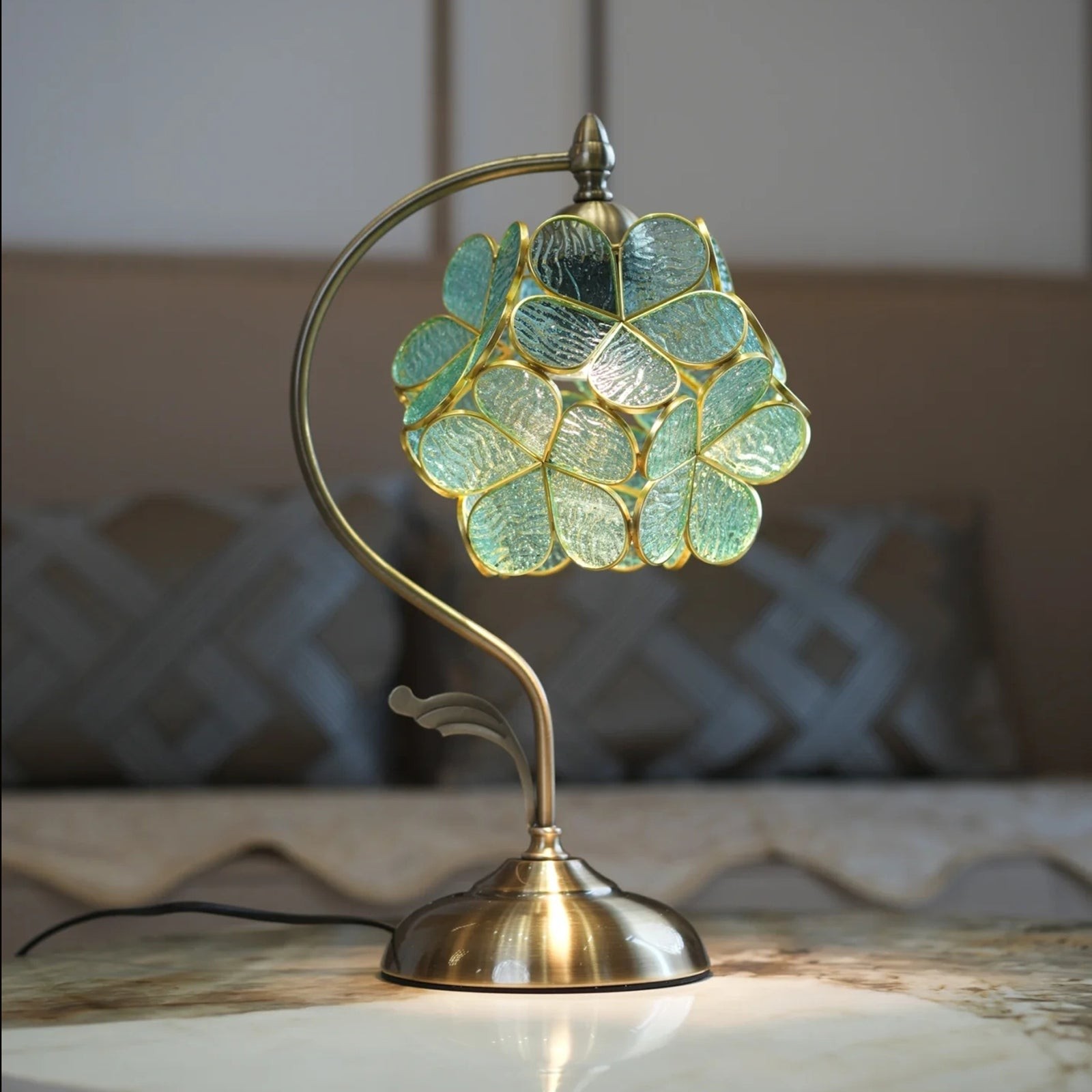 Petal Eye-Care glassbordlampe på en bordplate i et interiørbilde
