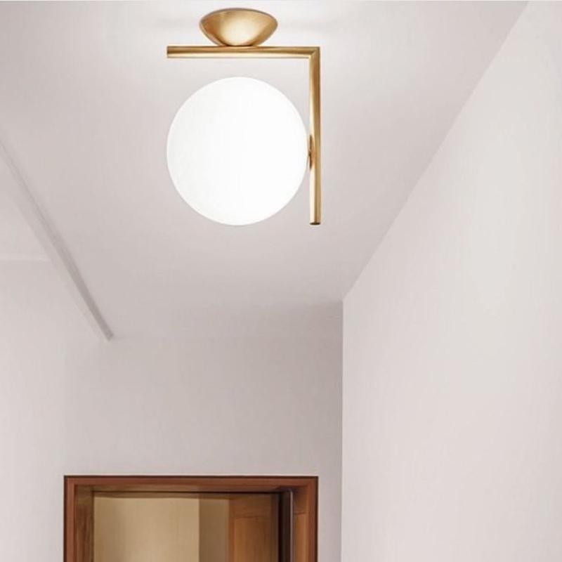 Glasskulelampe installert som taklampe i en gang