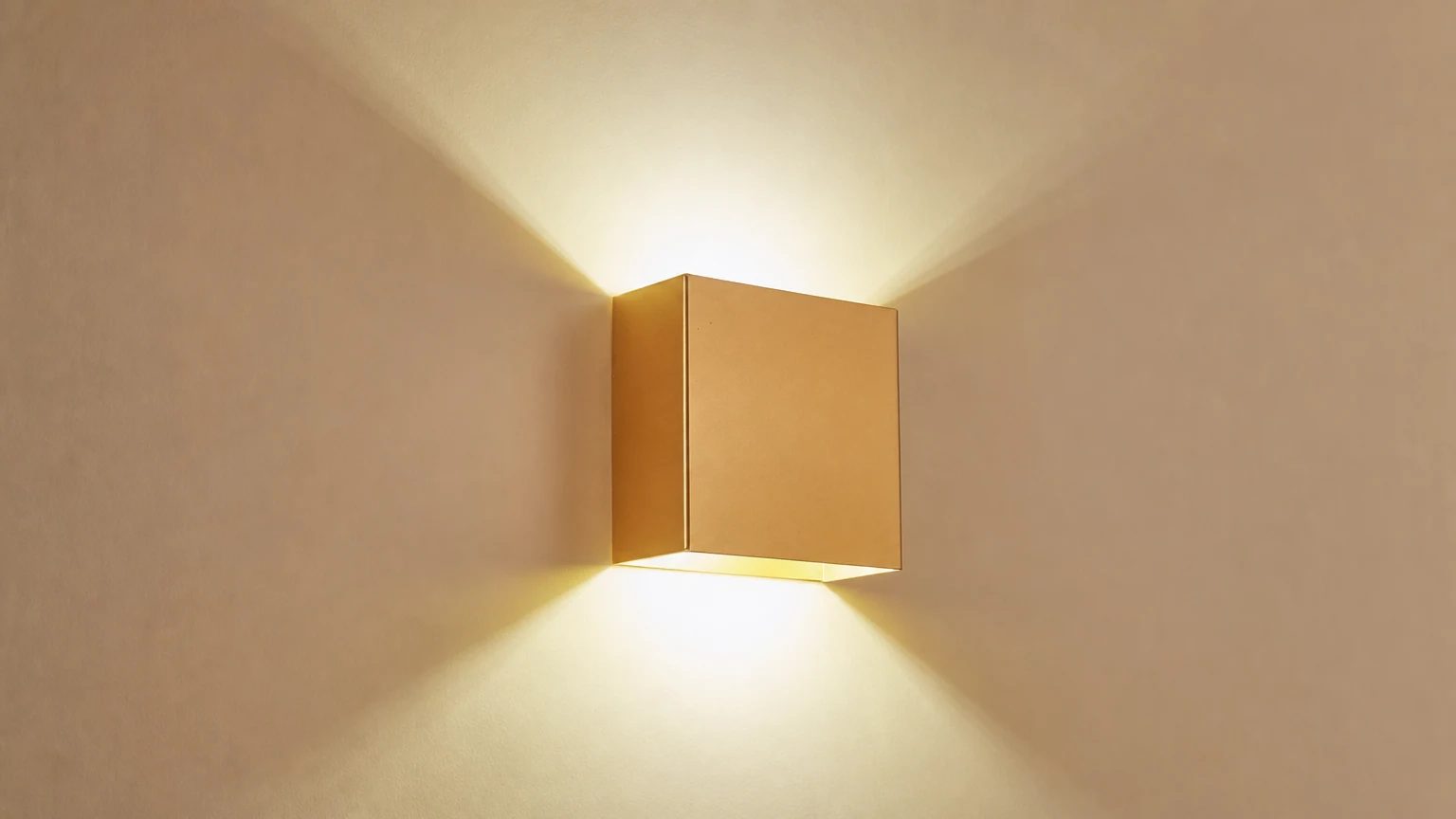 Kubisk LED-vägglampa installerad på vägg med varm upp- och nedbelysning