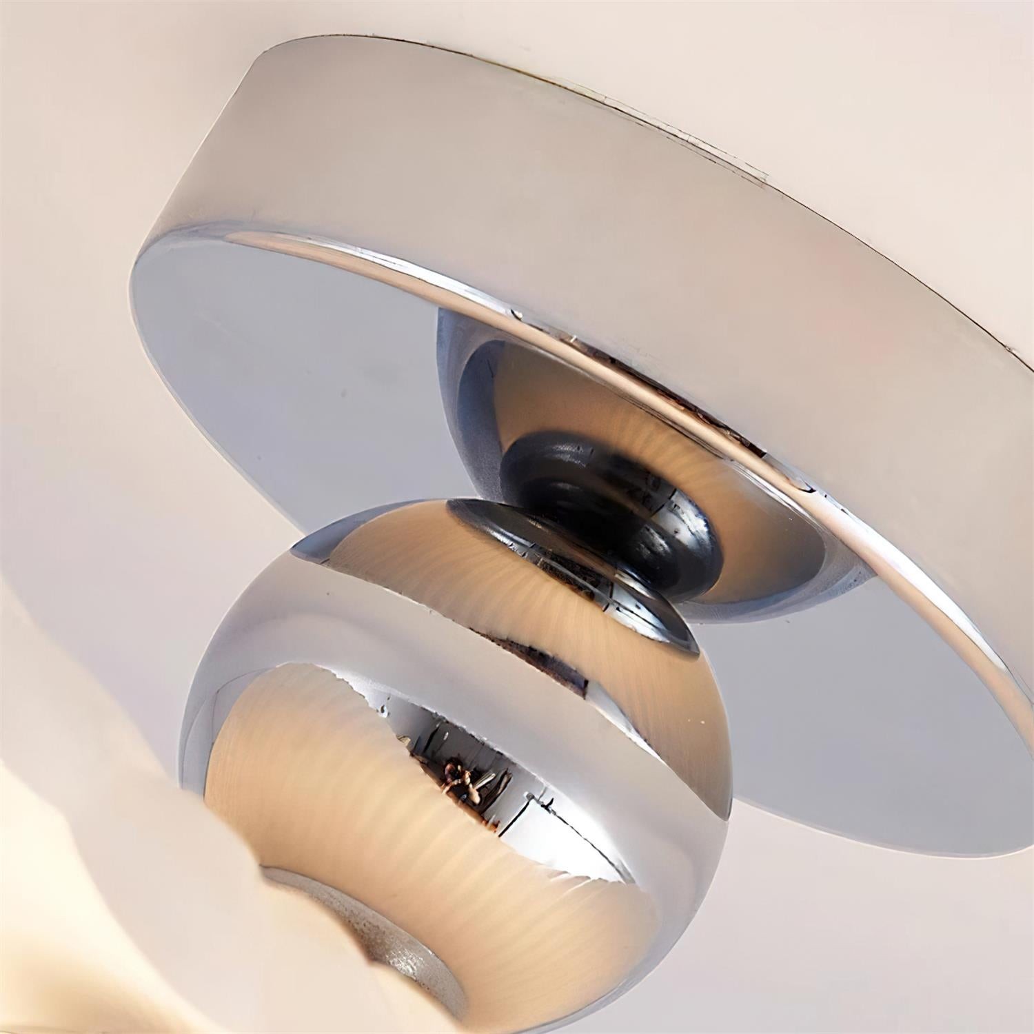 Gros plan sur la plaque de plafond et le connecteur de montage chromé