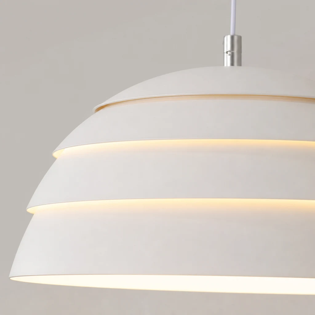 Zbliżenie lampy wiszącej drabinkowej w stylu industrialnym M565 z metalowym wykończeniem