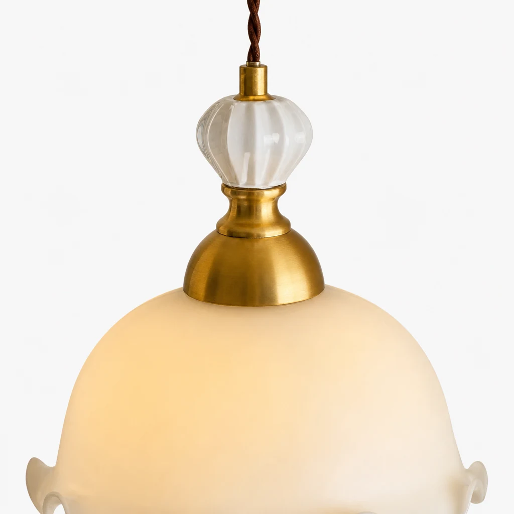Nærbilde av den elegante Bud-pendellampen i messing og glass
