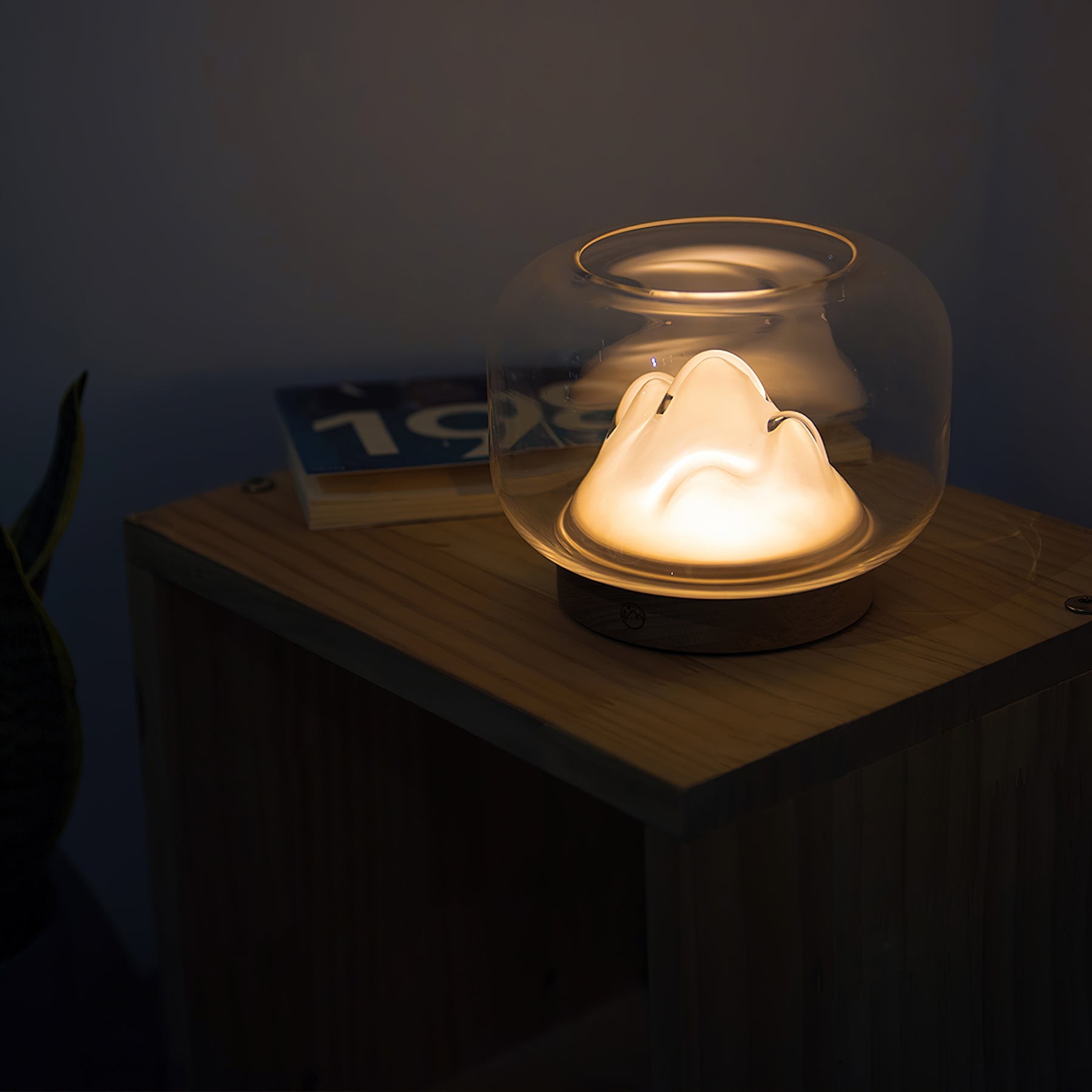 Lampa stołowa Warm Mountain używana jako lampka nocna