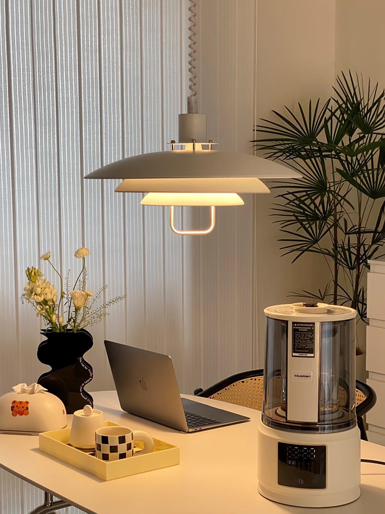 Lampa wisząca UFO podświetlana nad biurkiem