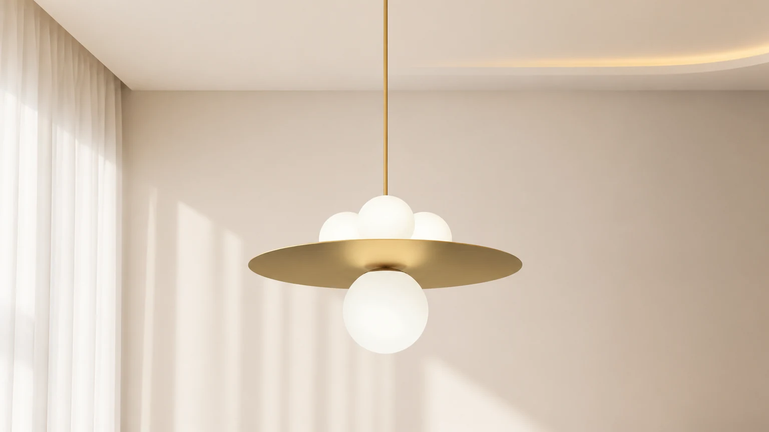 Metalowa lampa wisząca z kulką M94 zainstalowana w nowoczesnym pomieszczeniu