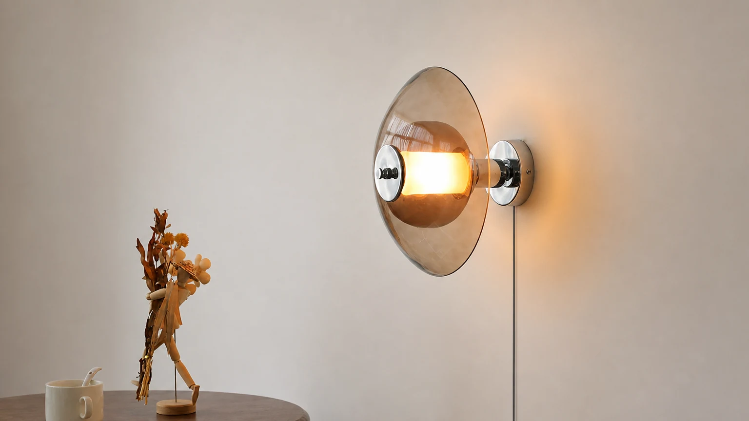 Promienna lampa wisząca D151 w ciepłej scenerii wnętrza