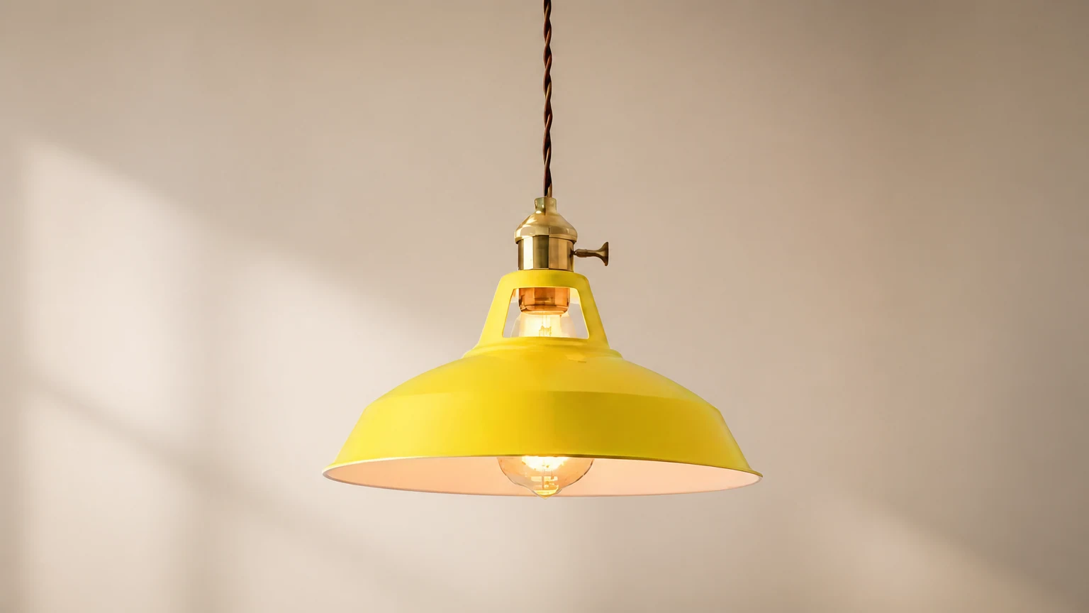 Ponadczasowa klasyczna lampa wisząca D835 w ciepłym wnętrzu