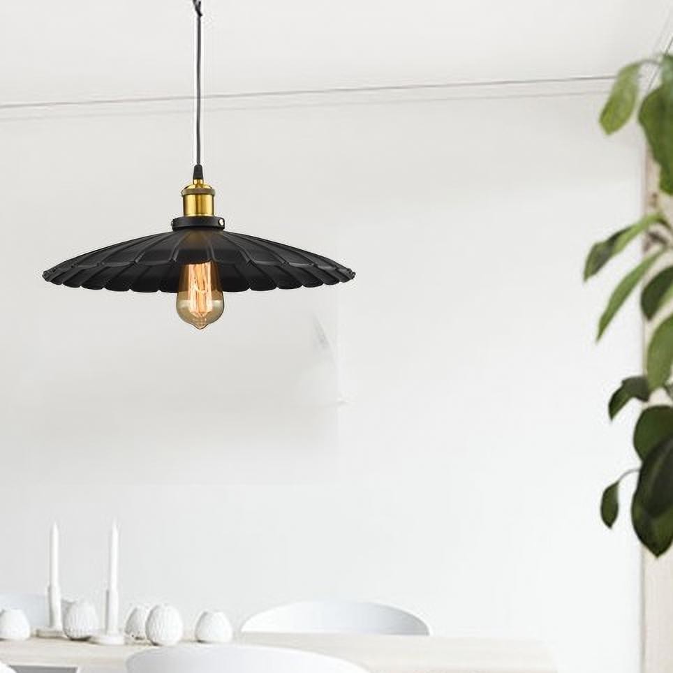 Yksi KAVIT-riippuvalaisin kirkkaassa minimalistisessa huoneessa