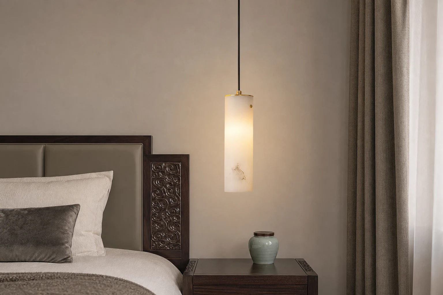 Pionowa alabastrowa lampa wisząca Nula we wnętrzu lifestylowym