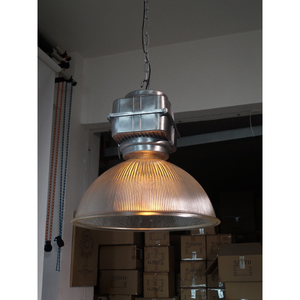 Lampa wisząca Lobay w ciemniejszym wnętrzu