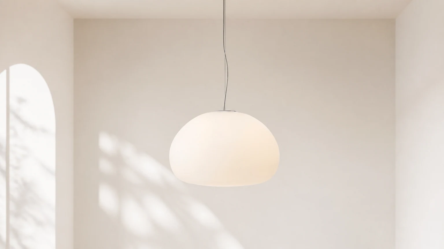Lampa wisząca Steamed Bun M421 w delikatnie oświetlonym pomieszczeniu