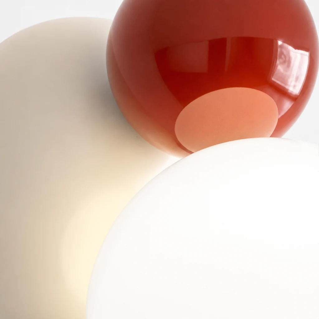 Zbliżenie na metalową nakładkę i akrylową kulę na lampie Macaron Globe