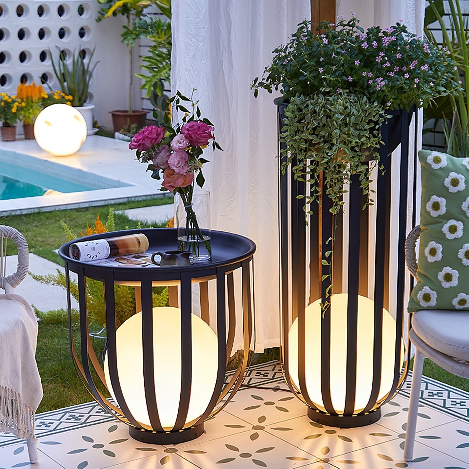 Scena na patio na świeżym powietrzu ze świecącymi donicami lamp słonecznych