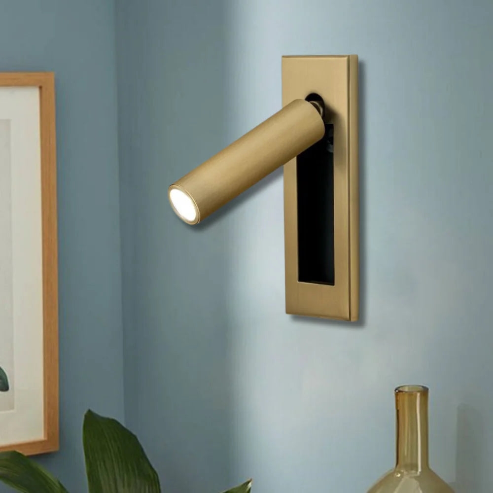 Aplique de pared Gold D790 sobre una pared azul.