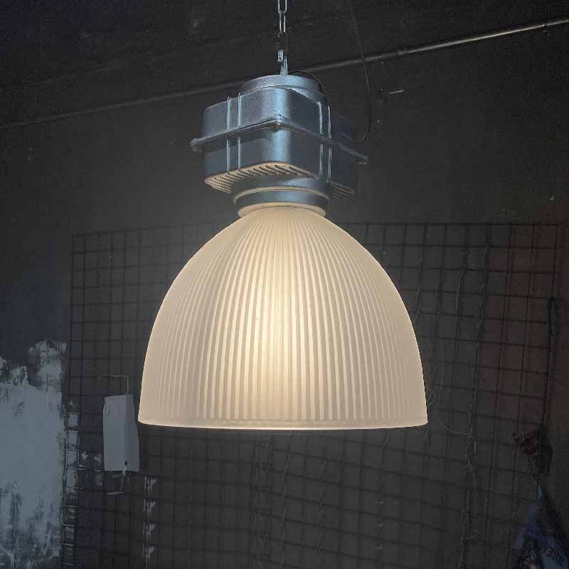 Lampa wisząca Lobay zainstalowana w ciemnym wnętrzu