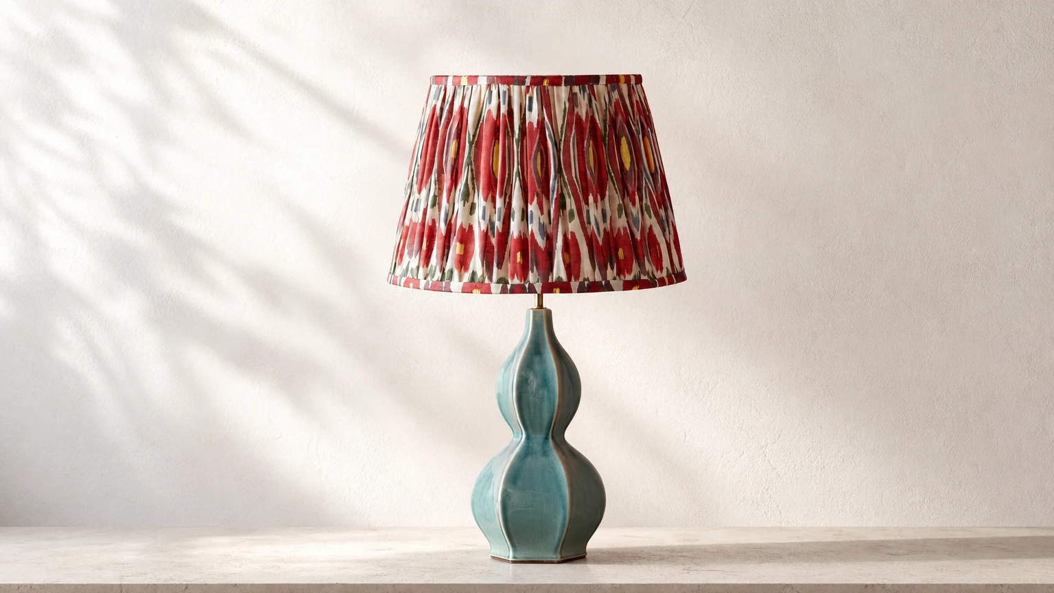 Lampa stołowa Thalune z ceramiczną podstawą z wodorostów w scenerii nadmorskiego pokoju