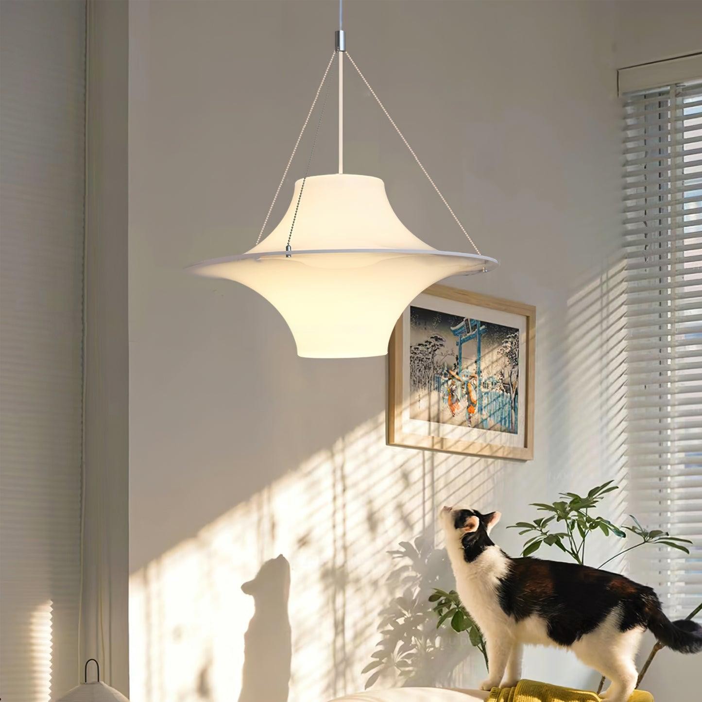 Lampa wisząca Lit Lokki w jasnym wnętrzu z oknem i roślinami