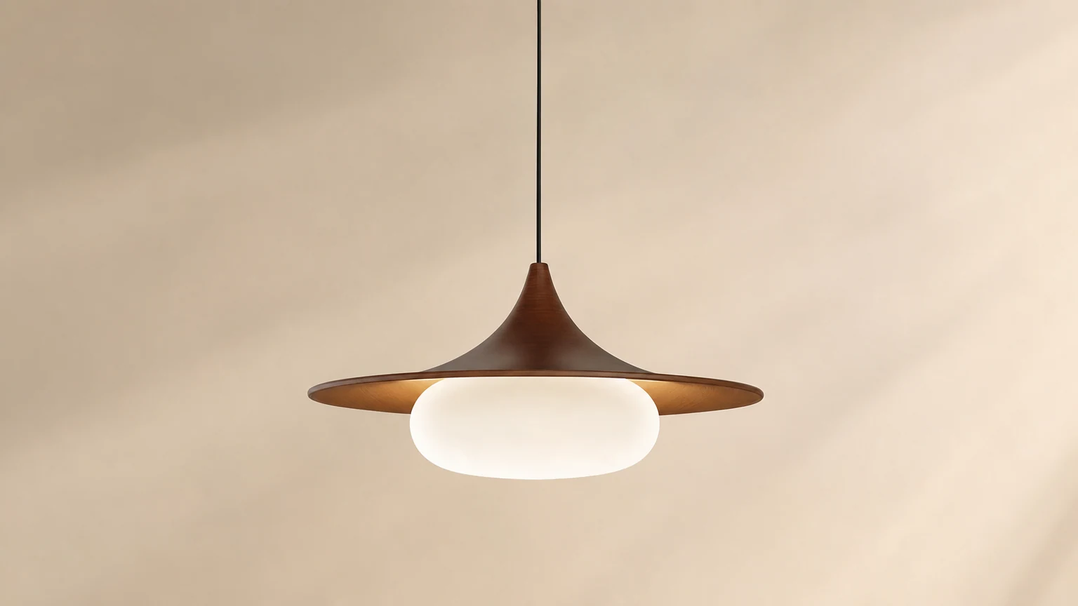 Lampa wisząca Molto D53 pokazana w ciepłej scenie wnętrza