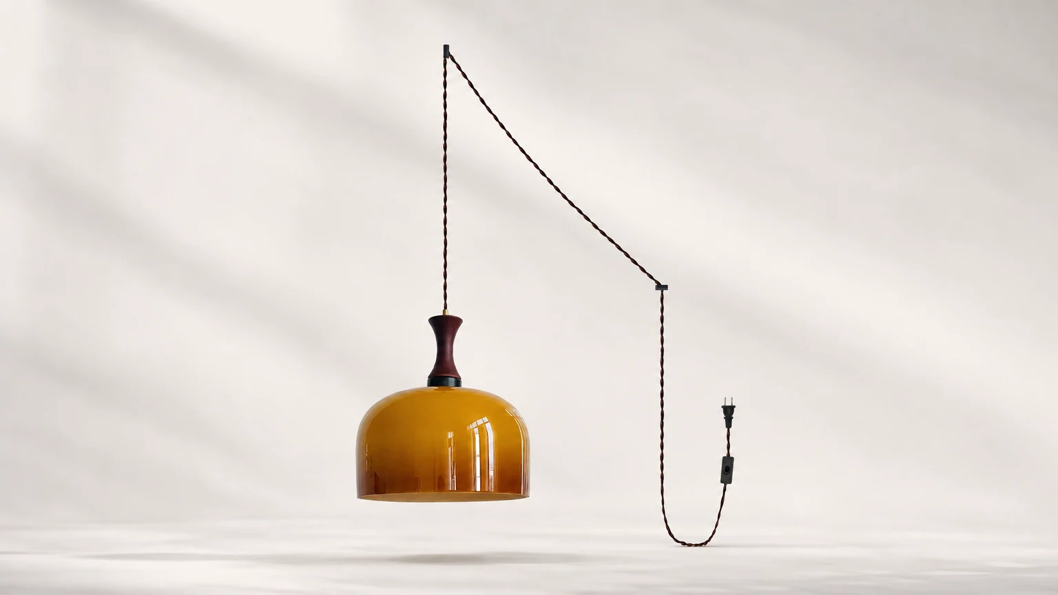 Lampa wisząca Lacey Glass Plug In D114 pokazana jako ciepła scena wisząca z wtyczką