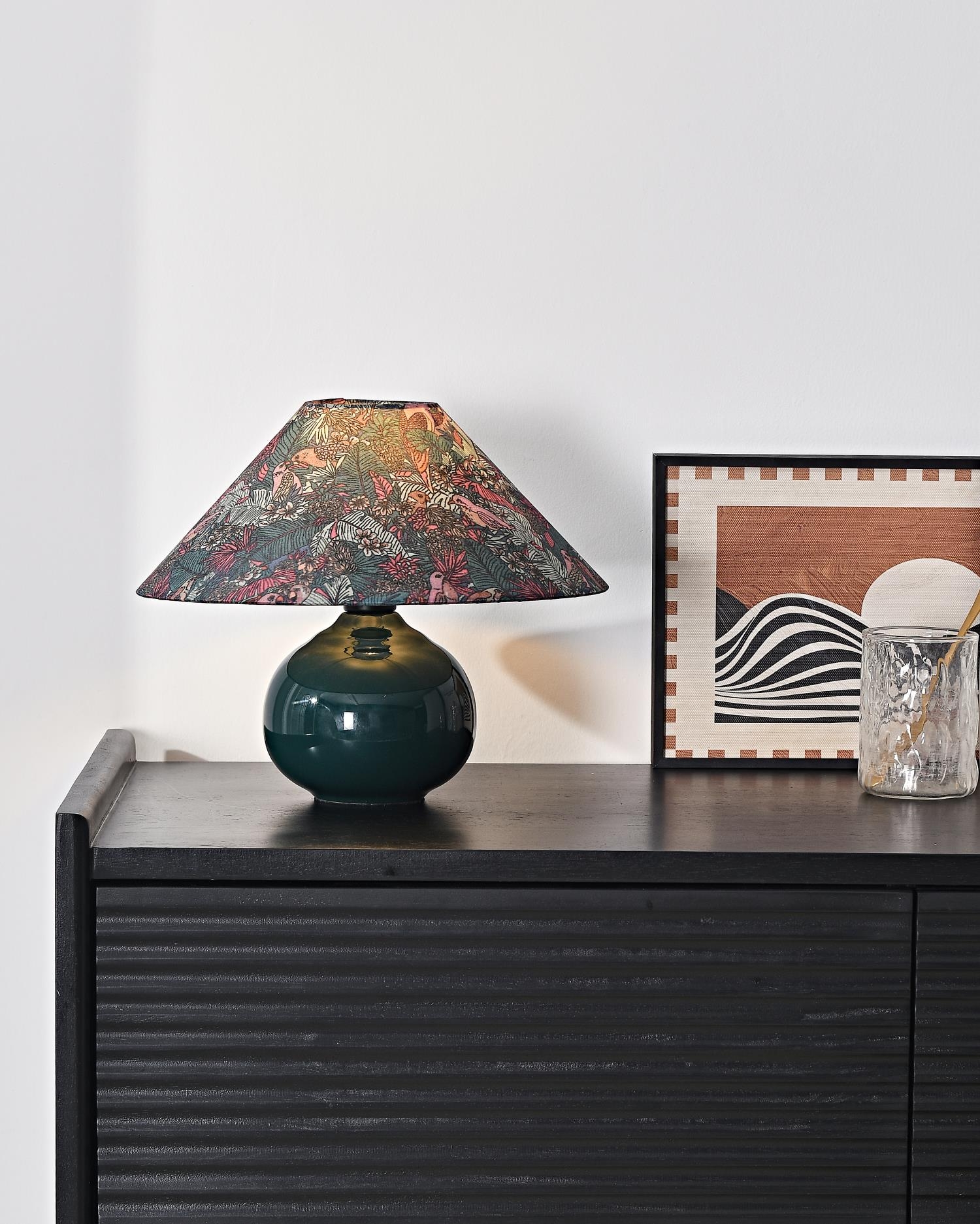 Lampa Kalinda w nieco szerszej scenie szafkowej