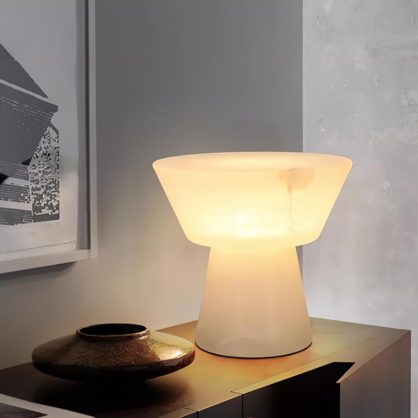 Lampa Lit Beta Marble na stole konsoli