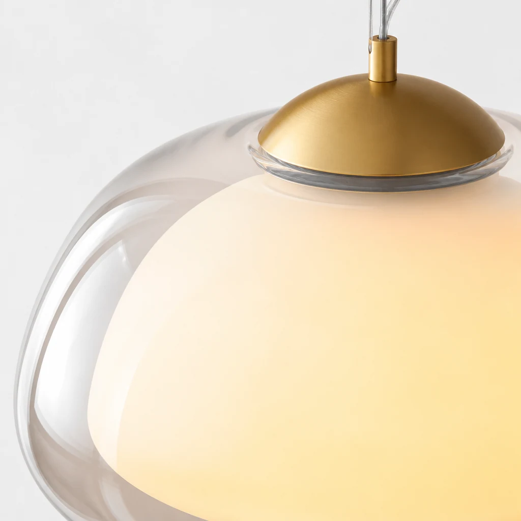 Zbliżenie na szklany klosz lampy wiszącej Jelly Glass i metalowe wykończenie