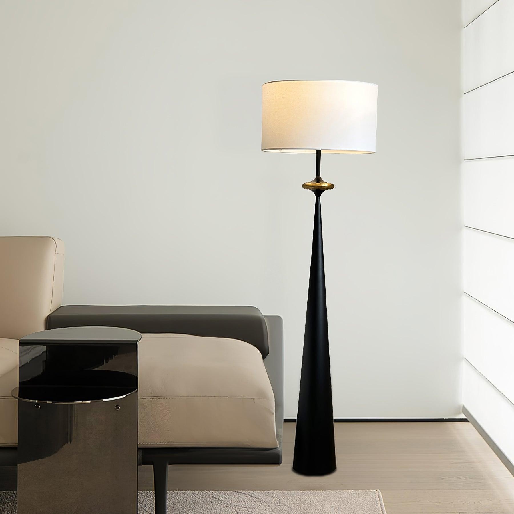 Lámpara de pie Putney T426 junto a los asientos y una mesa.