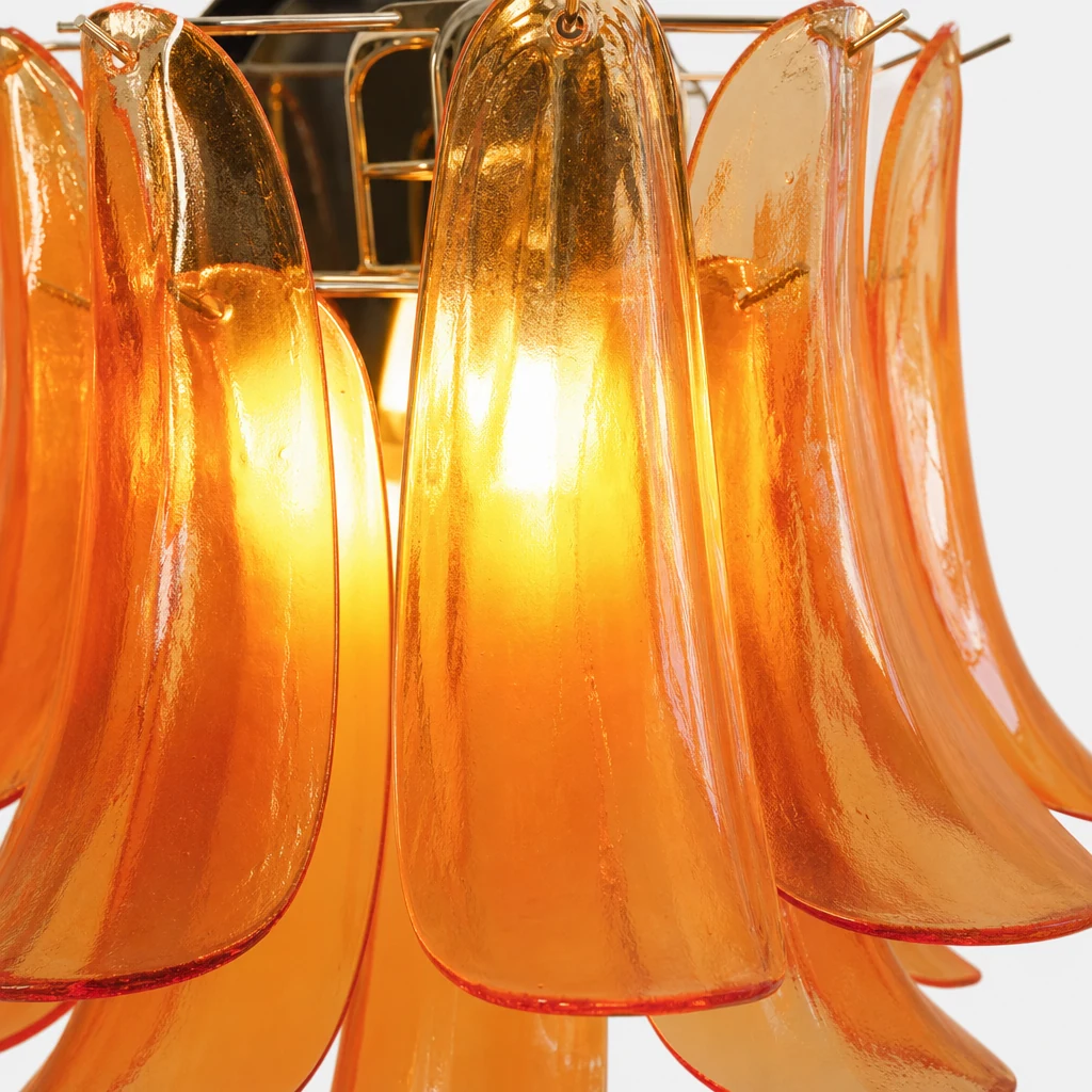 Zbliżenie na szklane płatki lampy ściennej Valier Petal i metalowy korpus