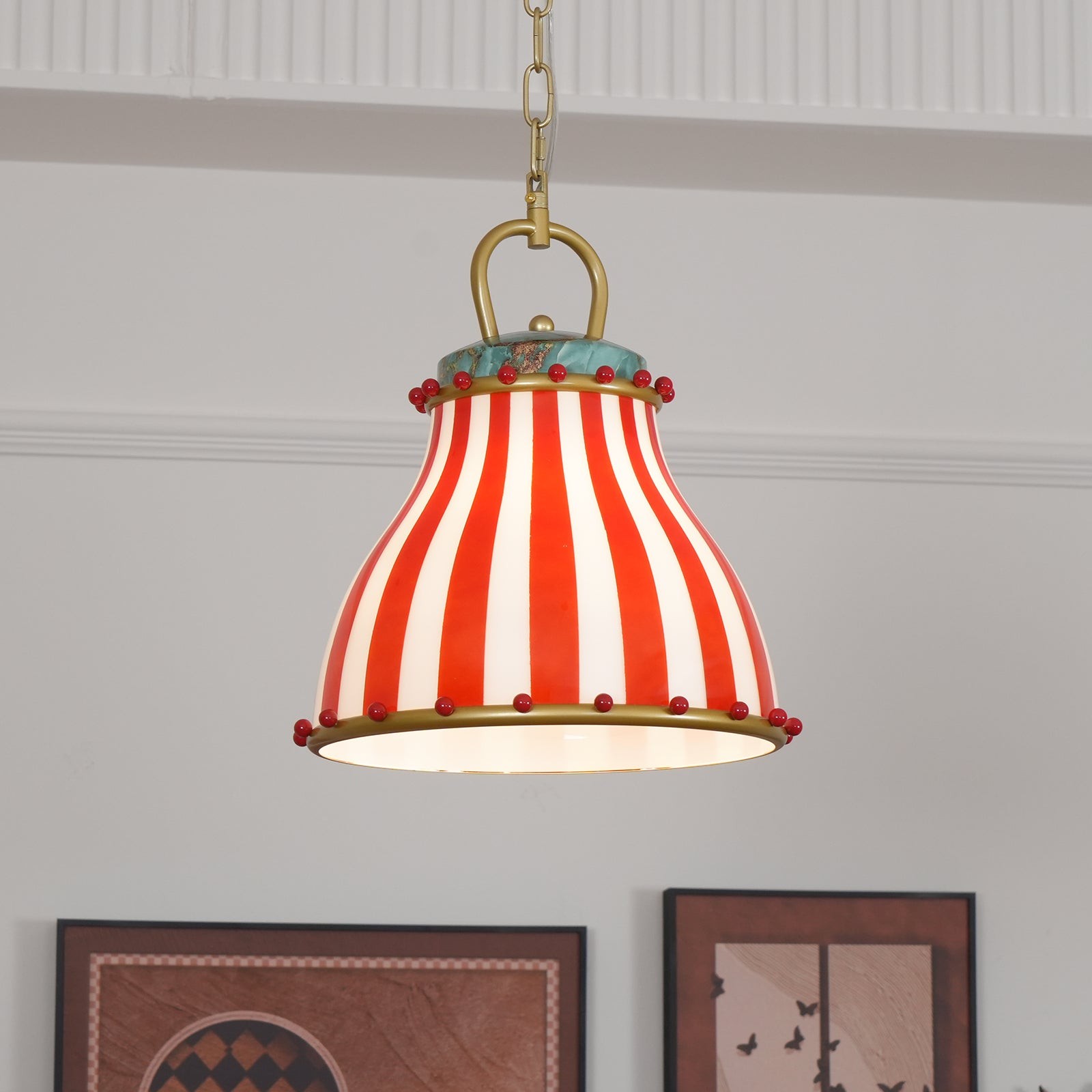 Lampa wisząca Circus z oprawioną grafiką poniżej