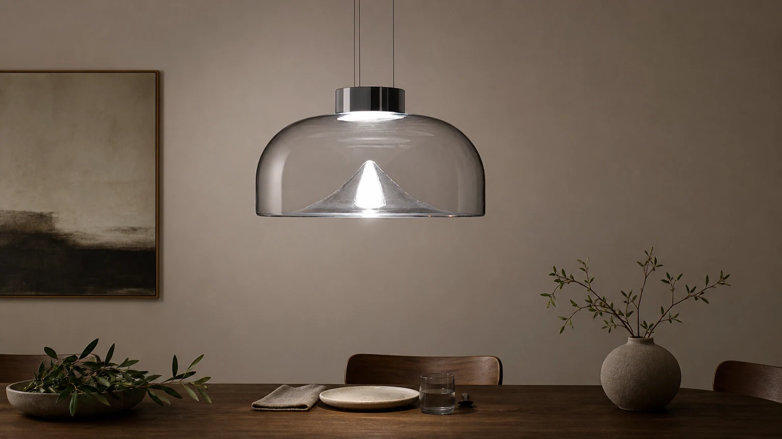 Szklana lampa wisząca Aella D454 zainstalowana w jadalni