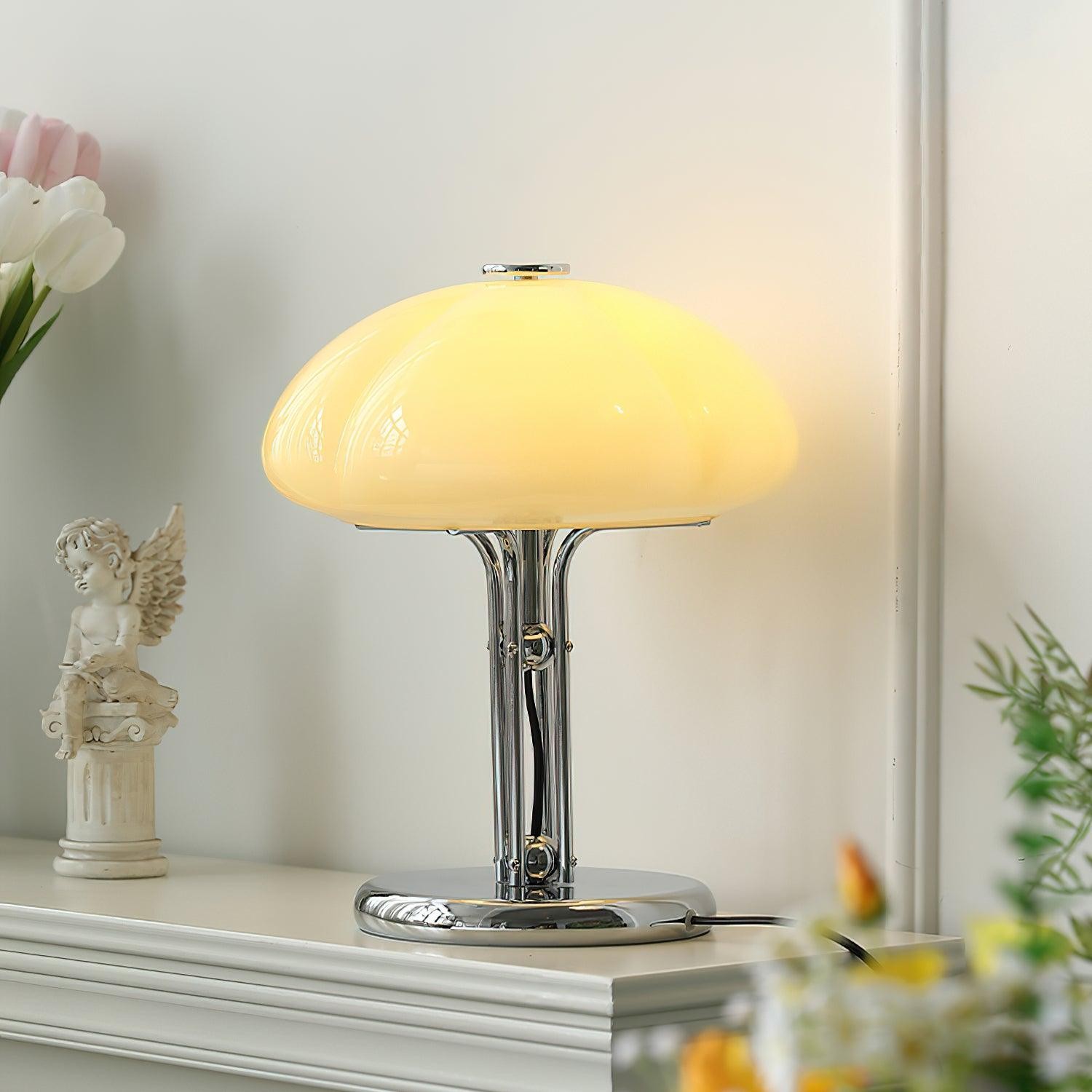 Zapalona ciepła żółta lampa grzybowa na półce