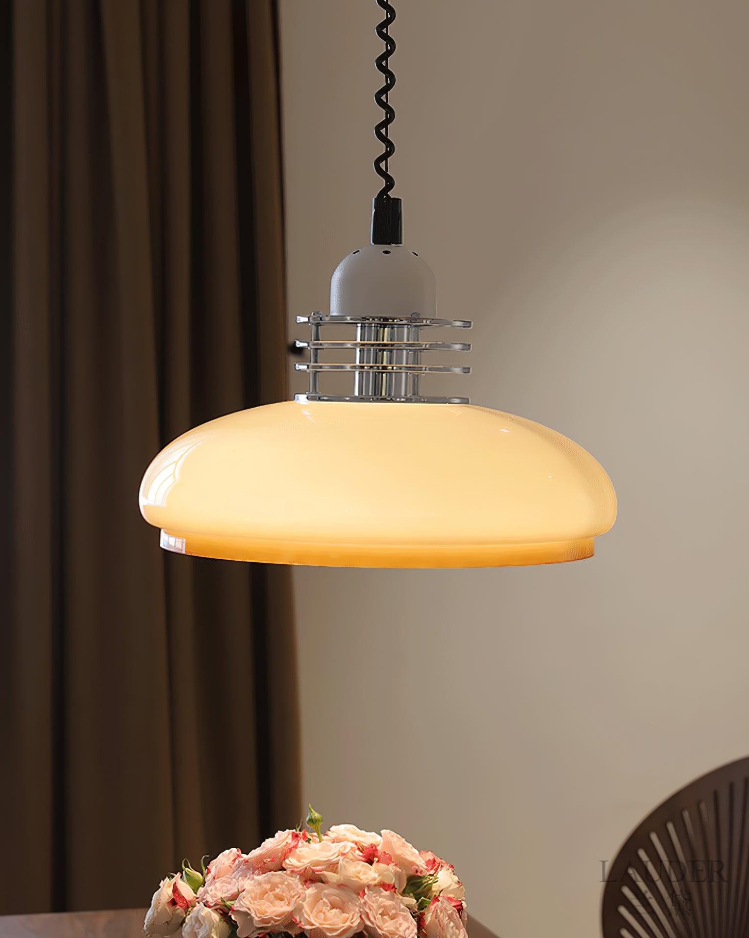 Podświetlana kremowa lampa wisząca w aranżacji wnętrza
