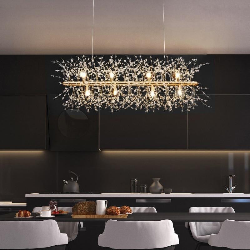 Lámpara de araña rectangular de cristal iluminada en una escena de bar de cocina oscura