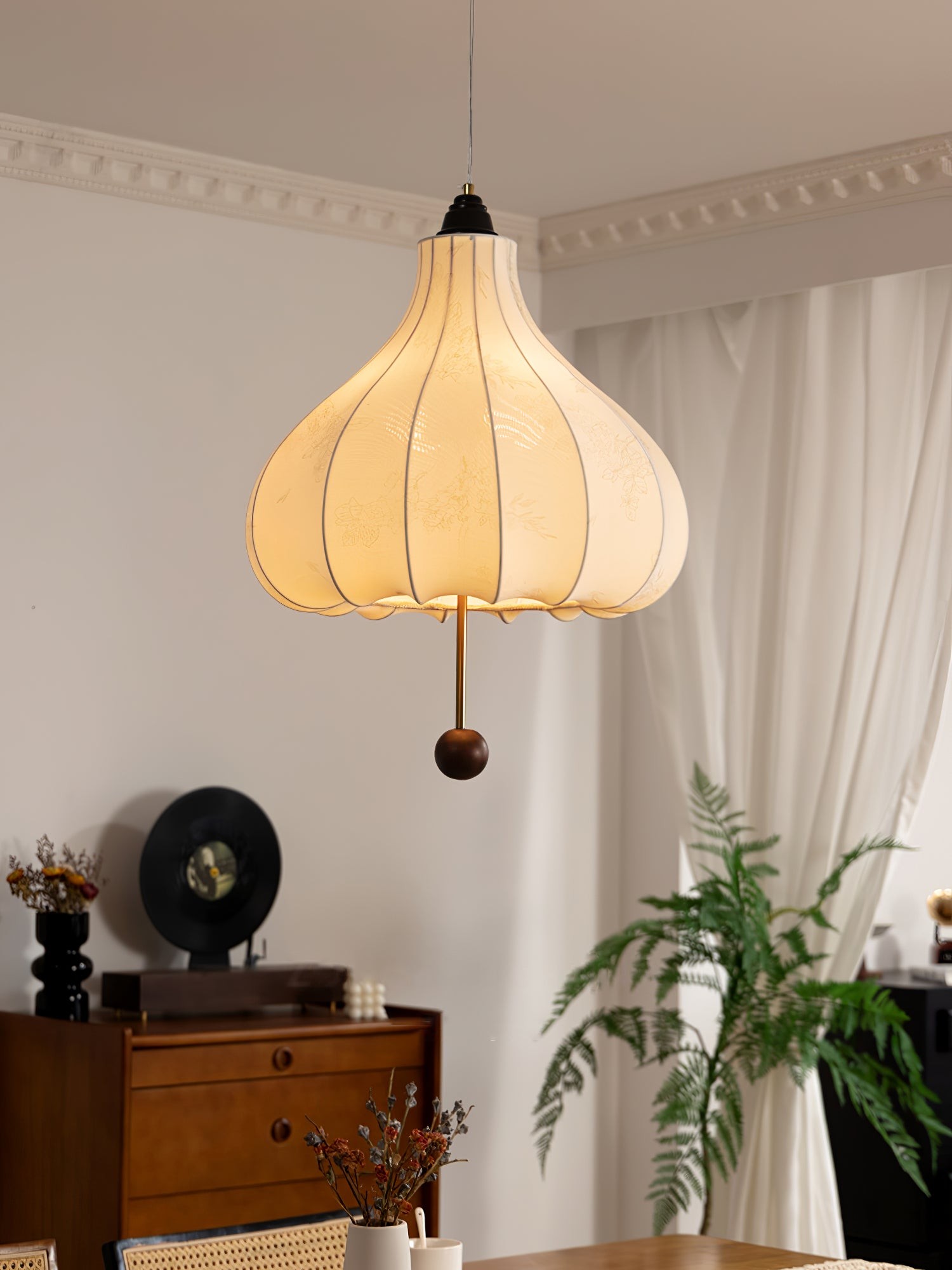 Kasztanowa lampa wisząca w przytulnym pomieszczeniu narożnym