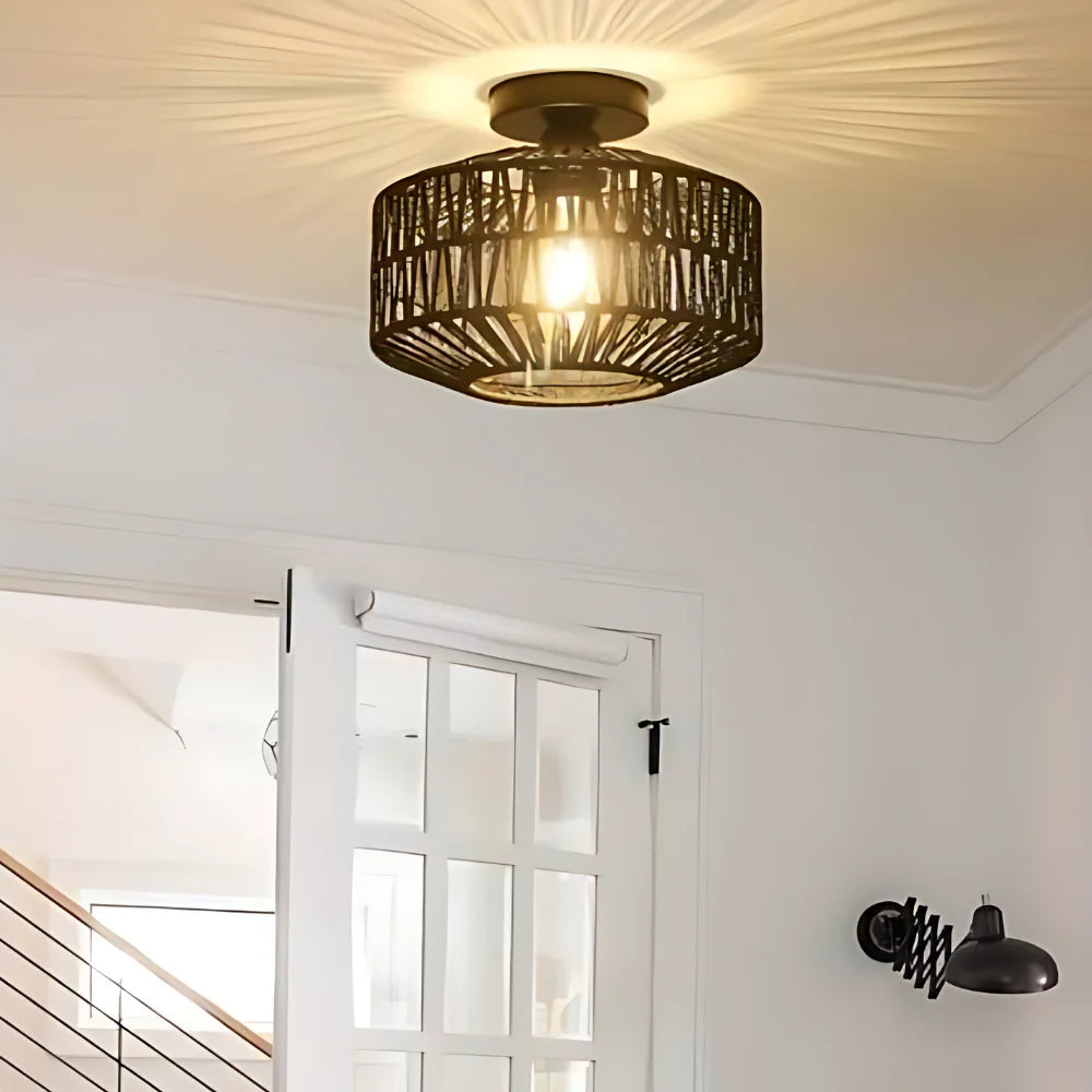 Plafonnier en tissu noir installé dans un couloir intérieur