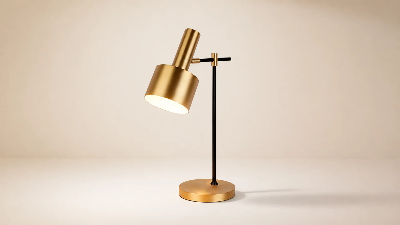 Metalowa minimalistyczna lampa stołowa Art Deco M544 w ciepłej scenerii wnętrza