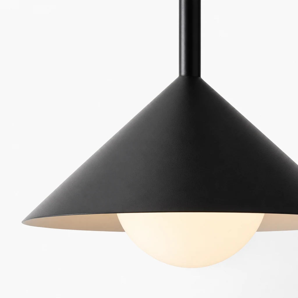 Zbliżenie stożkowego klosza lampy wiszącej Brivana i metalowego wykończenia