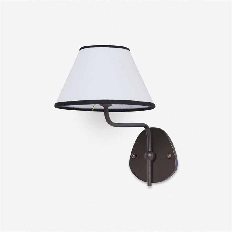 Lámpara de pared Kulo con acabado negro y pantalla con ribete negro.