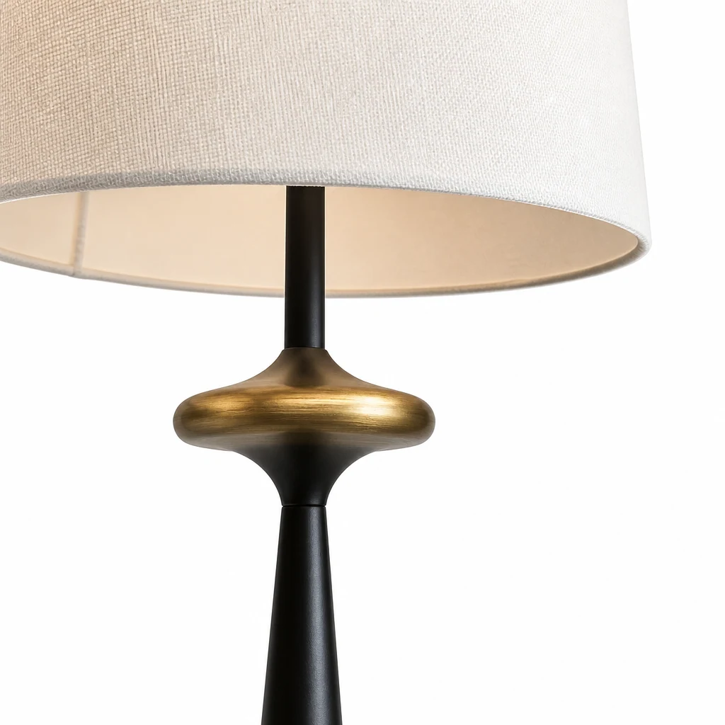Zbliżenie metalowej lampy wiszącej Creative Semi Eggshell S158 z metalowym wykończeniem