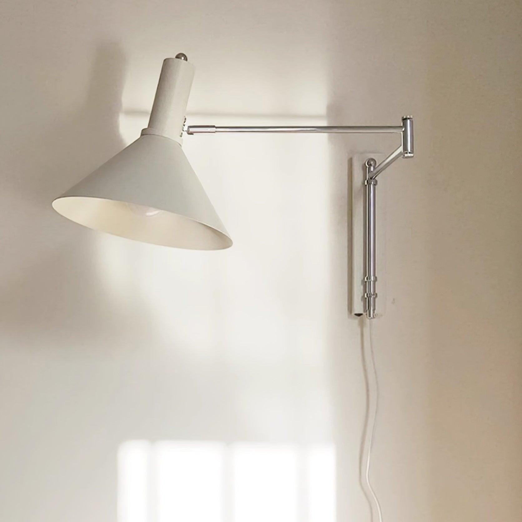 Biała lampa ścienna zainstalowana z ciepłym oświetleniem pomieszczenia