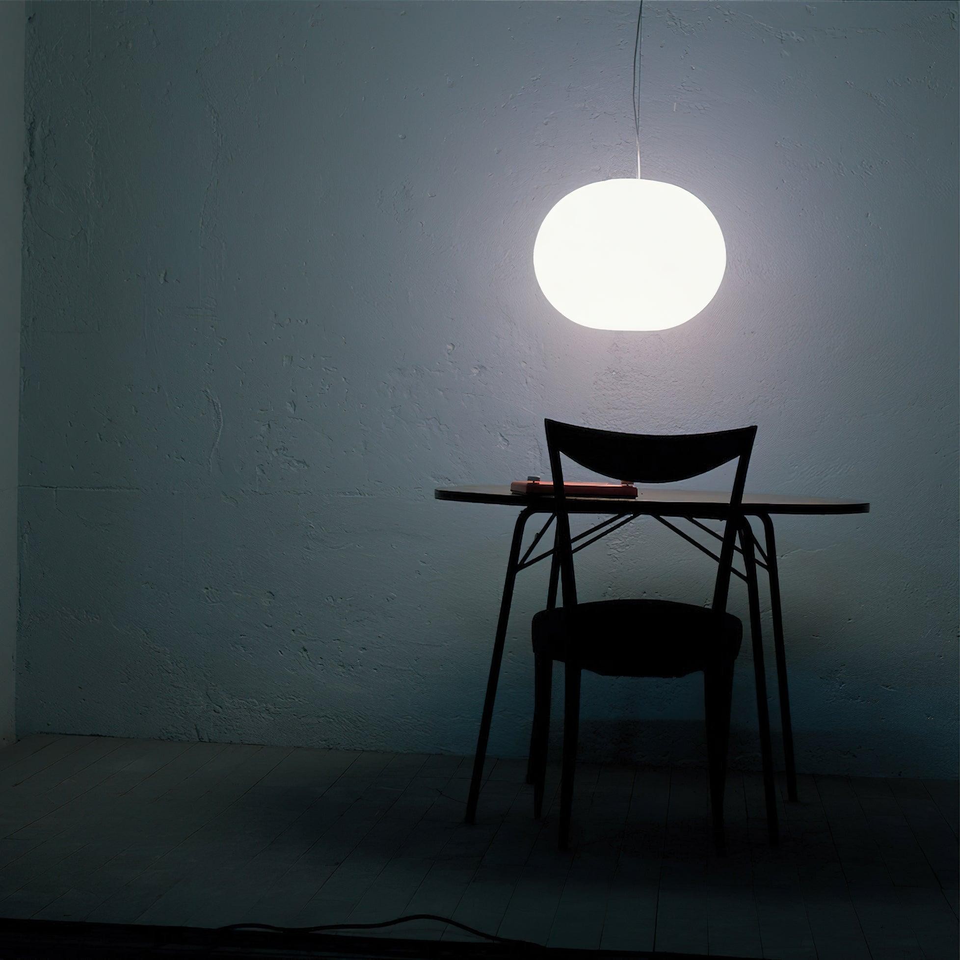 Podświetlana kulista lampa wisząca w nastrojowym pokoju