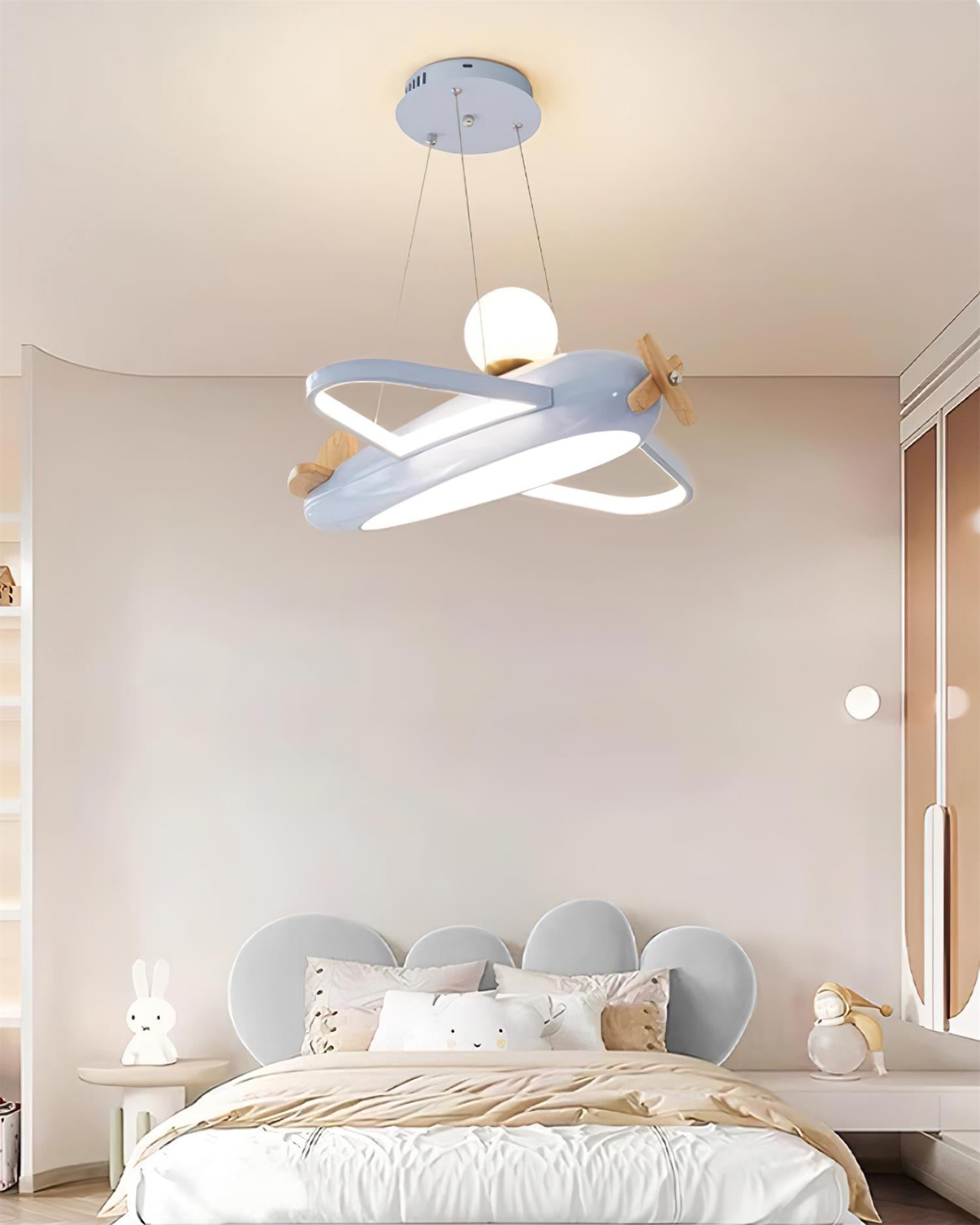 Blå flylampe installert over en seng