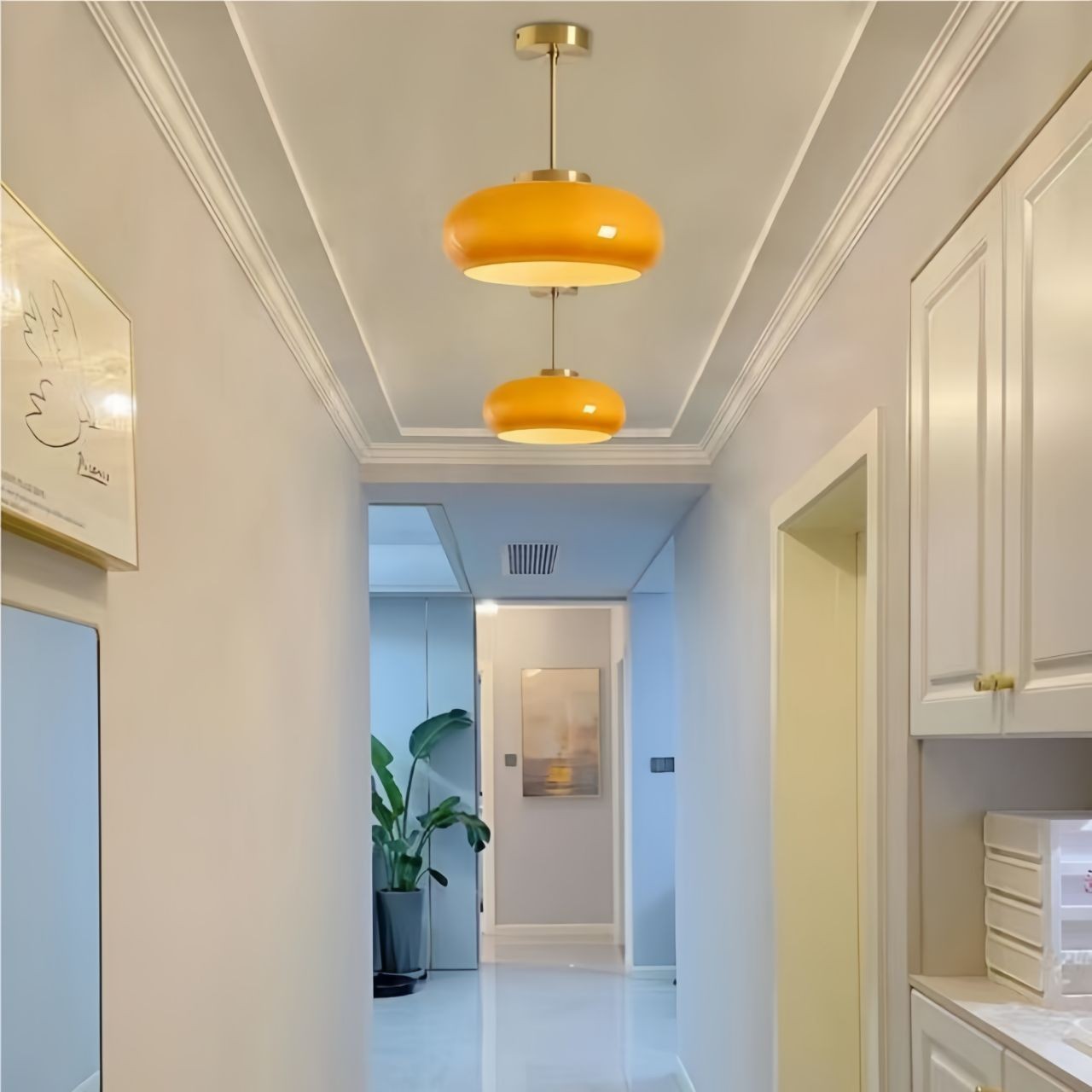 Pomarańczowo-żółta lampa wisząca S93 we wnętrzu przedpokoju