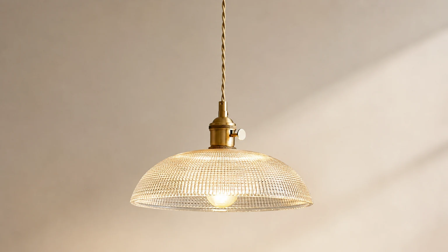 Lampa wisząca Velaris Vintage Copper Bowl ze szkła zainstalowana w ciepłym wnętrzu