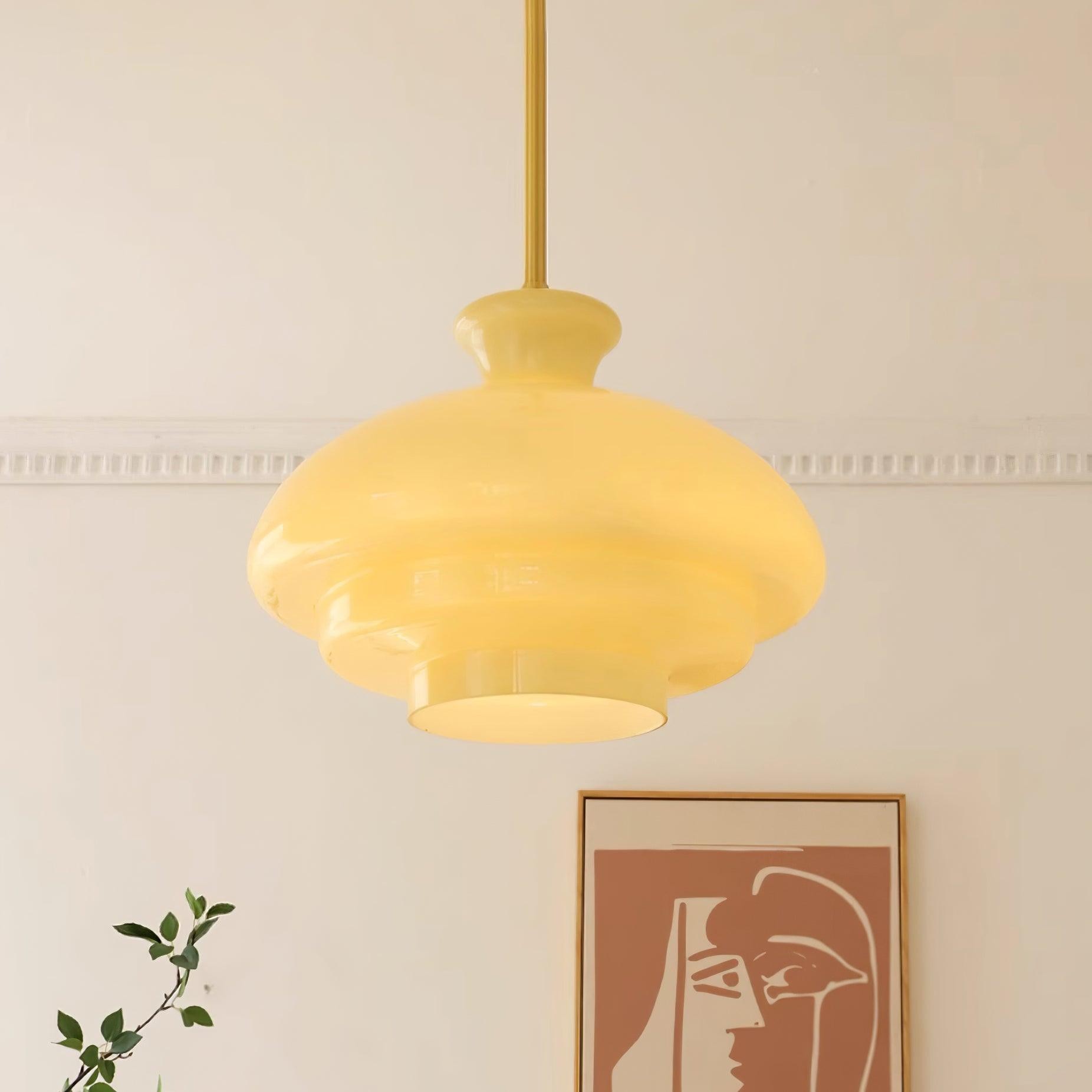 Okrągła żółta lampa wisząca umieszczona wysoko w pomieszczeniu lifestylowym