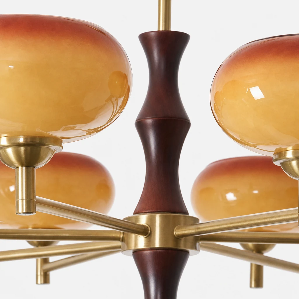 Zbliżenie na klosz ze szkła persimmon i metalowe wykończenie